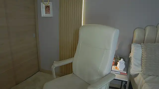 Snapshot of Alessia-miller_ chatting on 03.16.25 Alessia-miller online show from 03.16.25