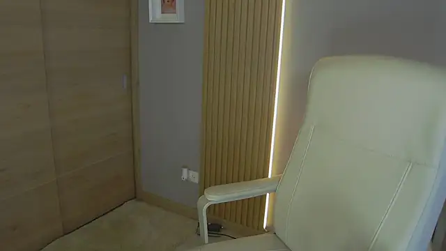 Snapshot of Alessia-miller_ chatting on 03.17.25 Alessia-miller online show from 03.17.25