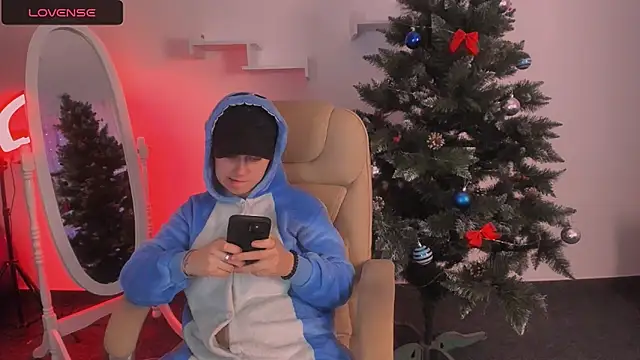 Snapshot of Dolly__Queen_ chatting on 12.08.24 Dolly Queen online show from 12.08.24