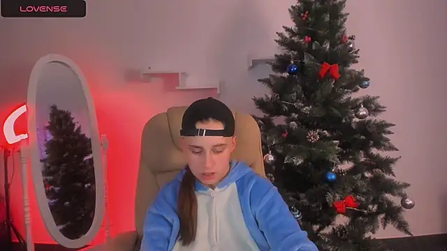 Snapshot of Dolly__Queen_ chatting on 12.08.24 Dolly Queen online show from 12.08.24