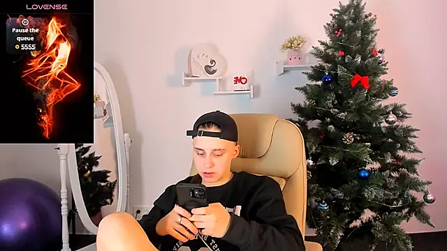 Snapshot of Dolly__Queen_ chatting on 12.17.24 Dolly Queen online show from 12.17.24