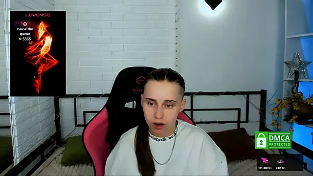 Snapshot of Dolly__Queen_ chatting on 12.19.24 Dolly Queen online show from 12.19.24