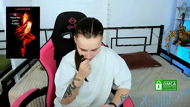 Snapshot of Dolly__Queen_ chatting on 12.19.24 Dolly Queen online show from 12.19.24