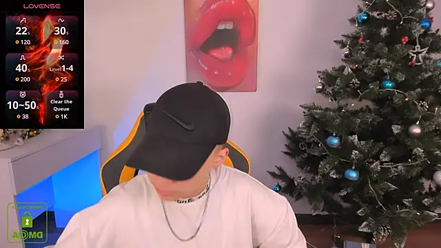 Snapshot of Dolly__Queen_ chatting on 12.20.24 Dolly Queen online show from 12.20.24