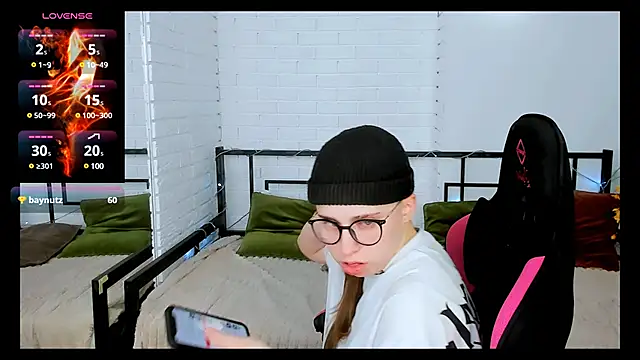 Snapshot of Dolly__Queen_ chatting on 12.24.24 Dolly Queen online show from 12.24.24