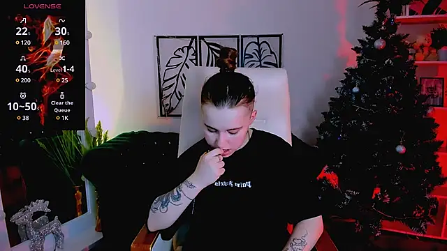 Snapshot of Dolly__Queen_ chatting on 01.14.25 Dolly Queen online show from 01.14.25