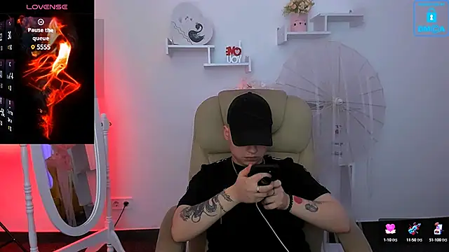 Snapshot of Dolly__Queen_ chatting on 01.25.25 Dolly Queen online show from 01.25.25