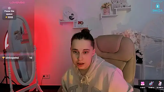 Snapshot of Dolly__Queen_ chatting on 02.08.25 Dolly Queen online show from 02.08.25