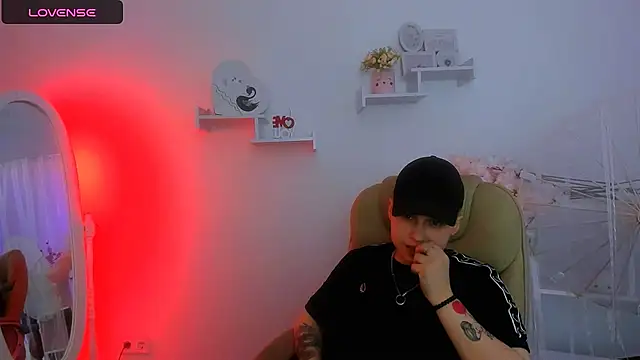 Snapshot of Dolly__Queen_ chatting on 02.13.25 Dolly Queen online show from 02.13.25