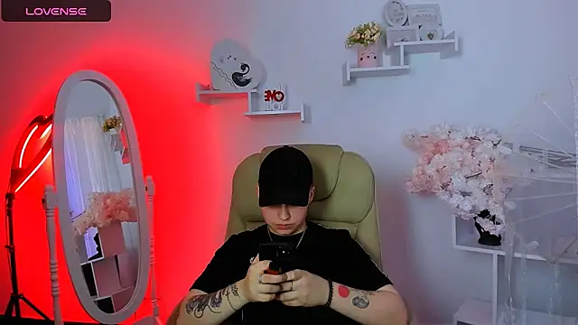 Snapshot of Dolly__Queen_ chatting on 02.14.25 Dolly Queen online show from 02.14.25