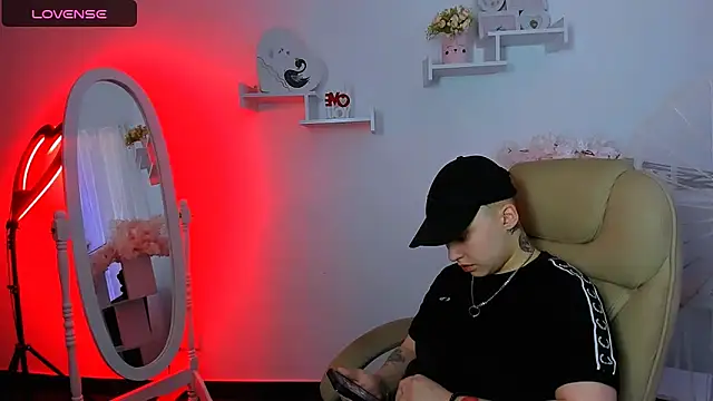 Snapshot of Dolly__Queen_ chatting on 02.15.25 Dolly Queen online show from 02.15.25