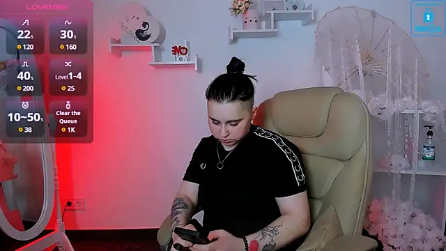 Snapshot of Dolly__Queen_ chatting on 03.19.25 Dolly Queen online show from 03.19.25