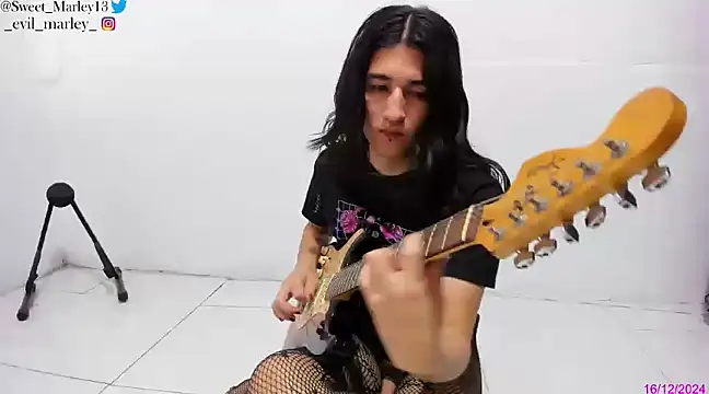 Snapshot of Evil_Queen13 chatting on 12.16.24 Evil Queen13 online show from 12.16.24