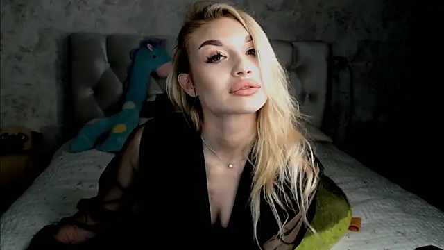 Snapshot of Ella_Milla chatting on 04.19.26 Ella Milla online show from 04.19.26
