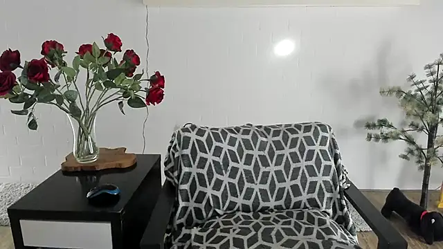 Snapshot of MendiPetite chatting on 04.23.26 MendiPetite online show from 04.23.26