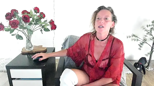 Snapshot of MendiPetite chatting on 05.10.26 MendiPetite online show from 05.10.26