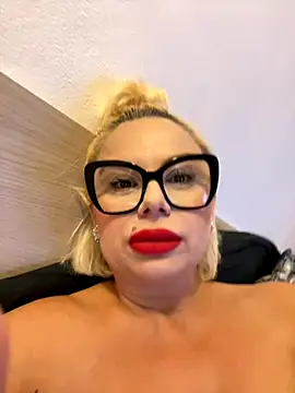 Snapshot of luna_14 chatting on 09.27.25 luna 14 online show from 09.27.25