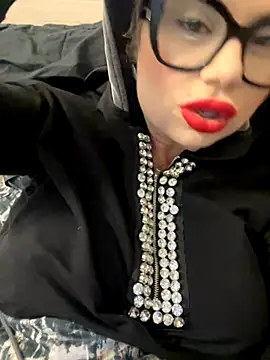 Snapshot of luna_14 chatting on 10.18.25 luna 14 online show from 10.18.25