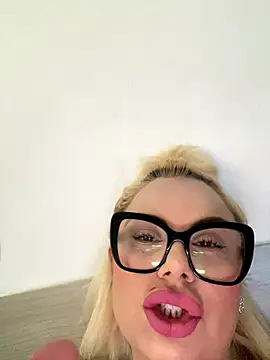 Snapshot of luna_14 chatting on 11.08.25 luna 14 online show from 11.08.25