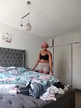 Snapshot of Drippincaty chatting on 09.18.25 Drippincaty online show from 09.18.25