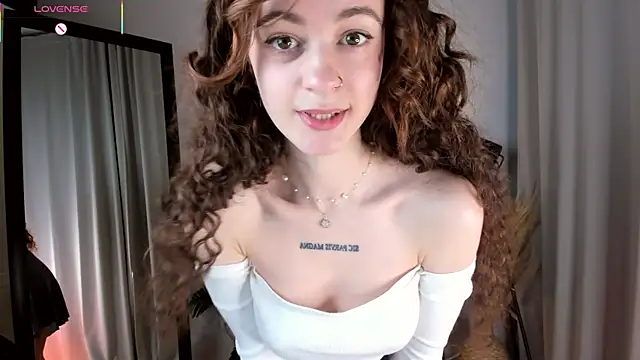 Snapshot of Curly_Moon chatting on 04.28.26 Curly Moon online show from 04.28.26