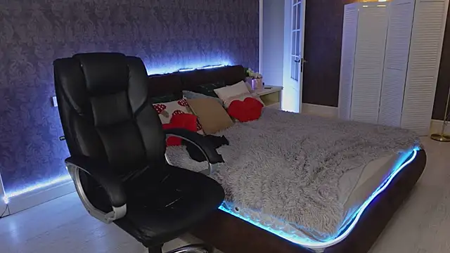 Miss Elia online show from 03.16.25