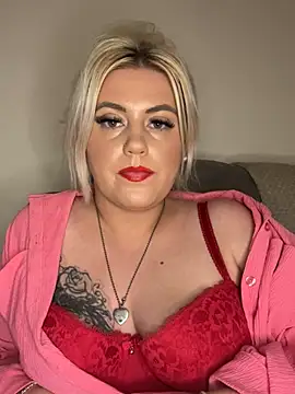 Snapshot of Blondiee3088 chatting on 12.19.24 Blondiee3088 online show from 12.19.24