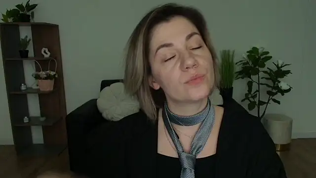 Snapshot of MariaSttone chatting on 12.10.24 MariaSttone online show from 12.10.24