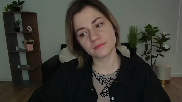 Snapshot of MariaSttone chatting on 12.17.24 MariaSttone online show from 12.17.24