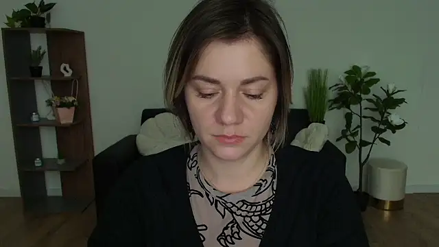 Snapshot of MariaSttone chatting on 12.17.24 MariaSttone online show from 12.17.24