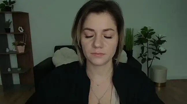 Snapshot of MariaSttone chatting on 12.30.24 MariaSttone online show from 12.30.24