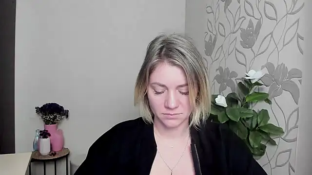 Snapshot of MariaSttone chatting on 03.10.25 MariaSttone online show from 03.10.25
