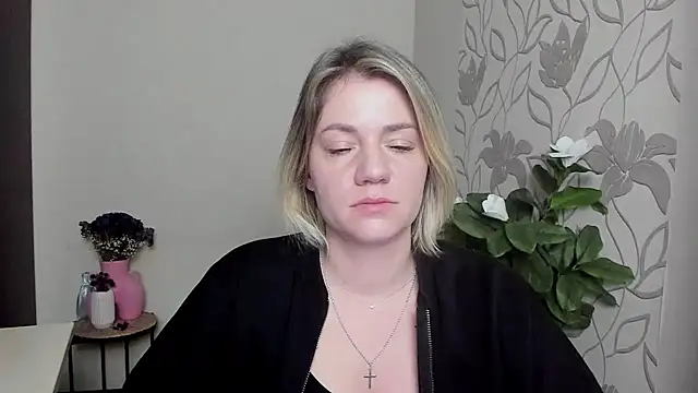 Snapshot of MariaSttone chatting on 03.10.25 MariaSttone online show from 03.10.25