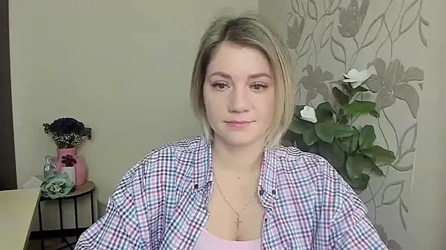 Snapshot of MariaSttone chatting on 03.19.25 MariaSttone online show from 03.19.25