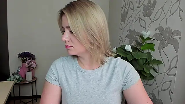 Snapshot of MariaSttone chatting on 09.14.25 MariaSttone online show from 09.14.25