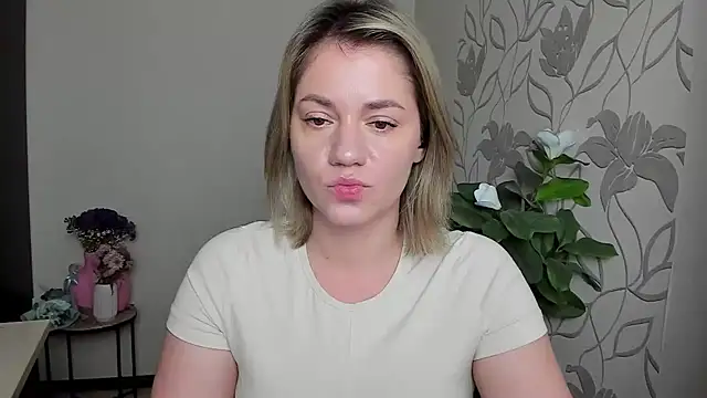 Snapshot of MariaSttone chatting on 09.28.25 MariaSttone online show from 09.28.25