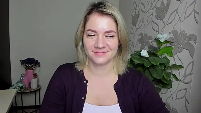 Snapshot of MariaSttone chatting on 10.13.25 MariaSttone online show from 10.13.25