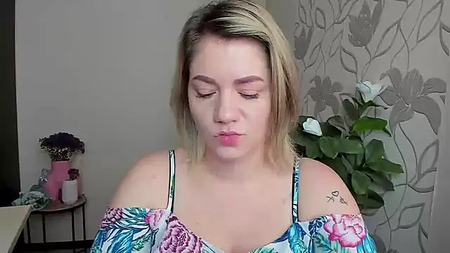 Snapshot of MariaSttone chatting on 10.20.25 MariaSttone online show from 10.20.25