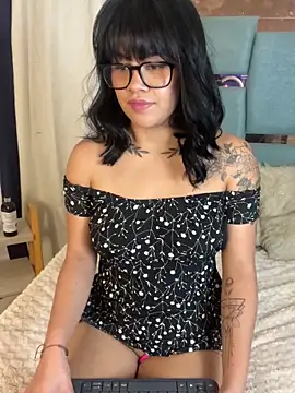 Snapshot of honeyy_mia chatting on 10.29.25 honeyy mia online show from 10.29.25