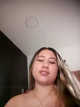 Snapshot of eimy_collinssss chatting on 12.21.25 eimy collinssss online show from 12.21.25