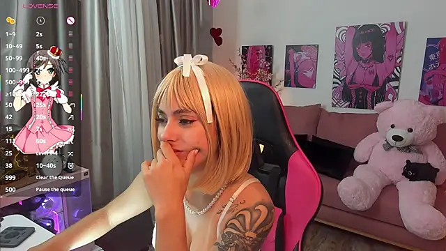 Snapshot of annieesweett chatting on 04.21.26 annieesweett online show from 04.21.26