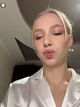 Snapshot of CaseyStar chatting on 12.07.24 CaseyStar online show from 12.07.24