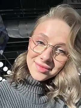 Snapshot of CaseyStar chatting on 02.03.25 CaseyStar online show from 02.03.25