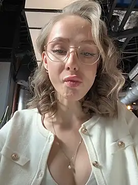 Snapshot of CaseyStar chatting on 02.20.25 CaseyStar online show from 02.20.25