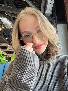 Snapshot of CaseyStar chatting on 02.23.25 CaseyStar online show from 02.23.25