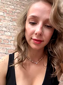 Snapshot of CaseyStar chatting on 09.10.25 CaseyStar online show from 09.10.25