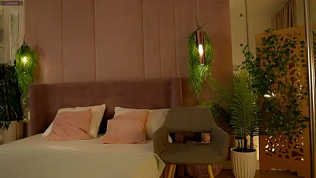 Snapshot of Smiley_Mia chatting on 11.08.25 Smiley Mia online show from 11.08.25