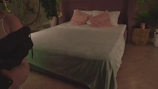 Snapshot of Smiley_Mia chatting on 11.10.25 Smiley Mia online show from 11.10.25