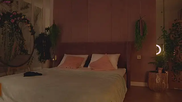 Snapshot of Smiley_Mia chatting on 11.11.25 Smiley Mia online show from 11.11.25