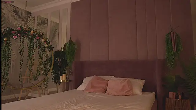 Snapshot of Smiley_Mia chatting on 11.16.25 Smiley Mia online show from 11.16.25